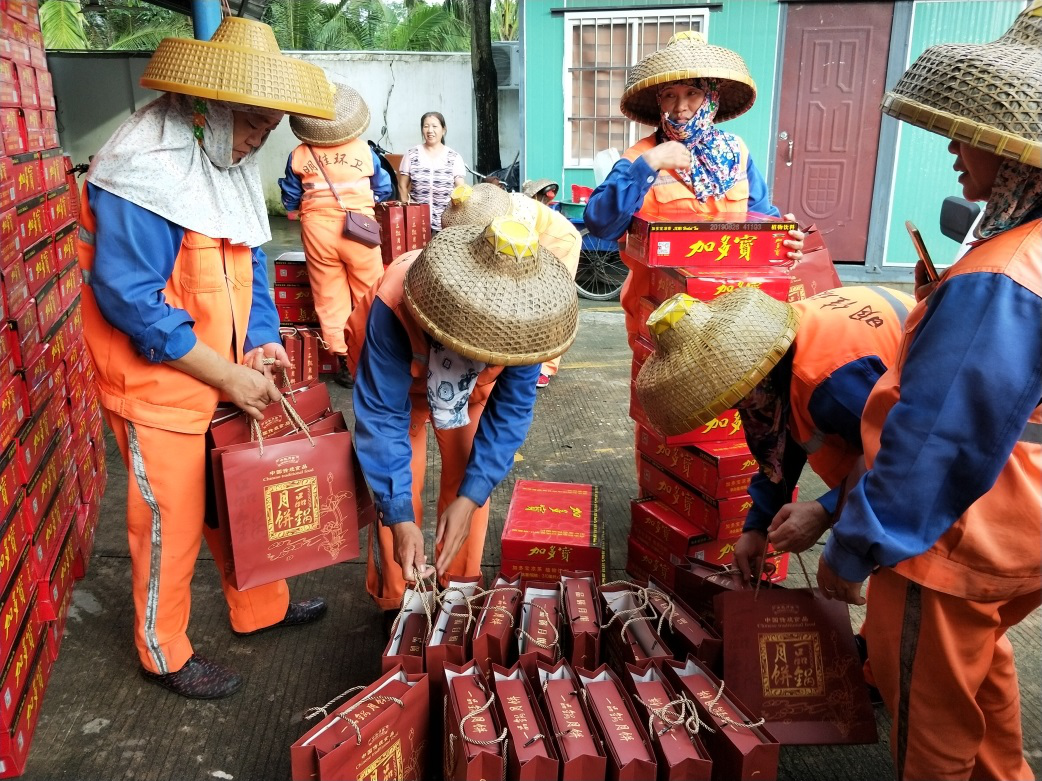 ? ?“中秋佳節(jié)、情暖職工” ? ? ? ? ?-----明佳集團(tuán)黨支部及工會組織開展中秋慰問活動